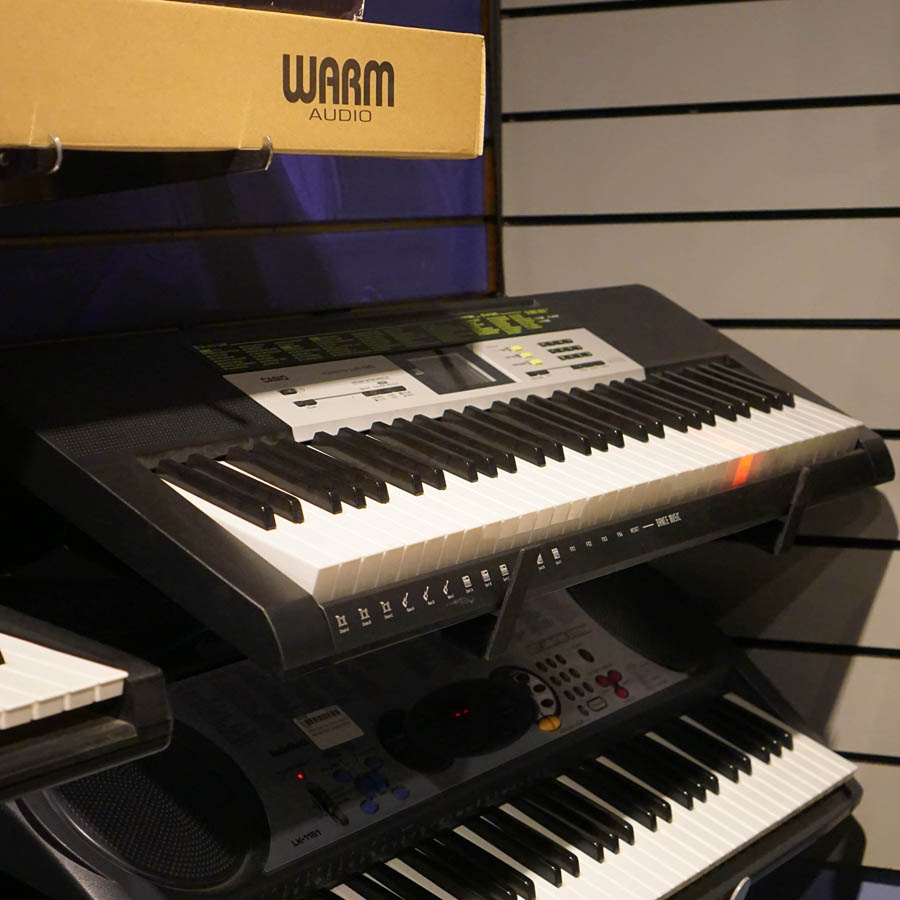 Casio LK135 61key Portable Light Up Keyboard Used