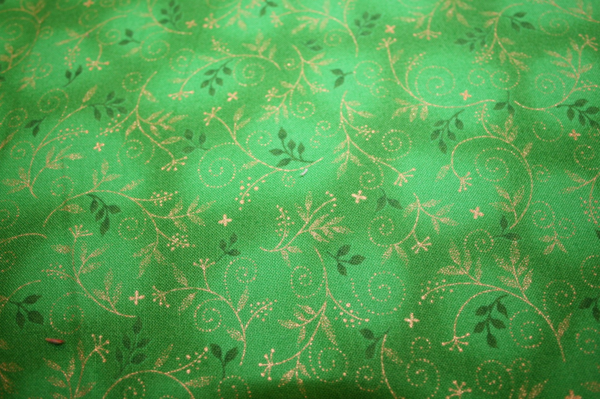 F4012354 Kelly Green (Leaves vine gold highlights on kelly green)