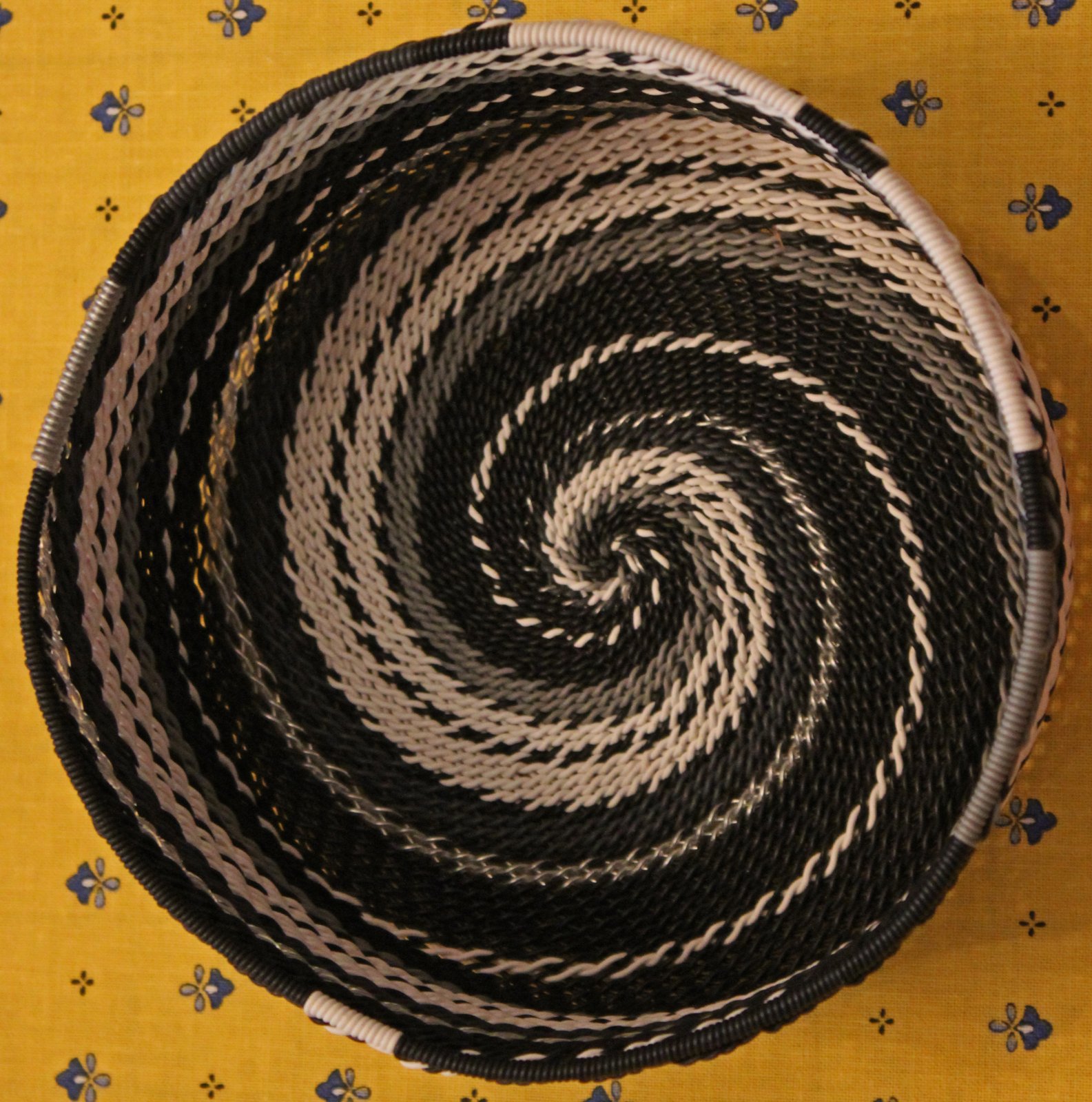 5.5 Telephone Wire Basket with Lid 070