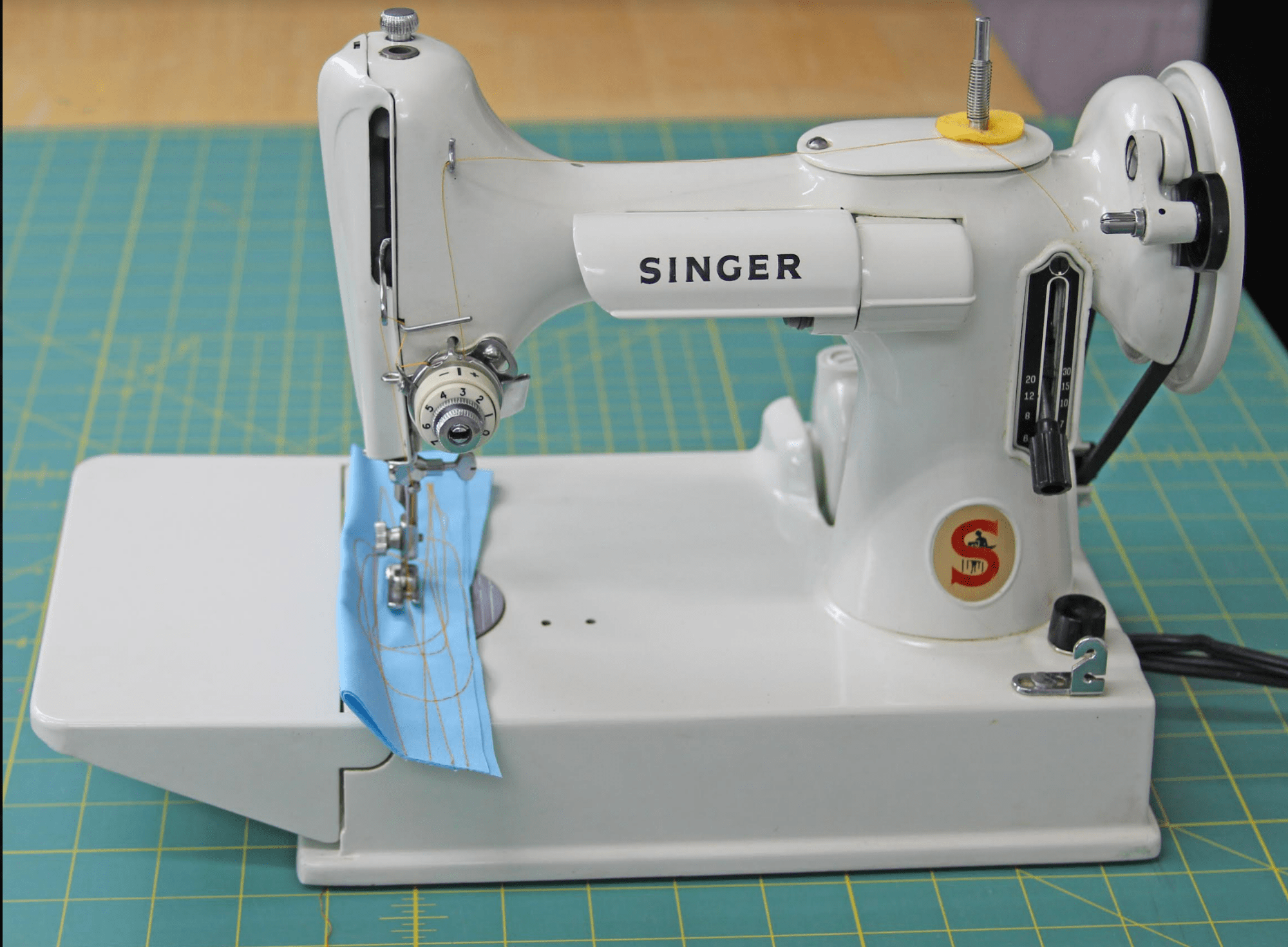Singer Featherweight Original White Sewing Machine FA097280