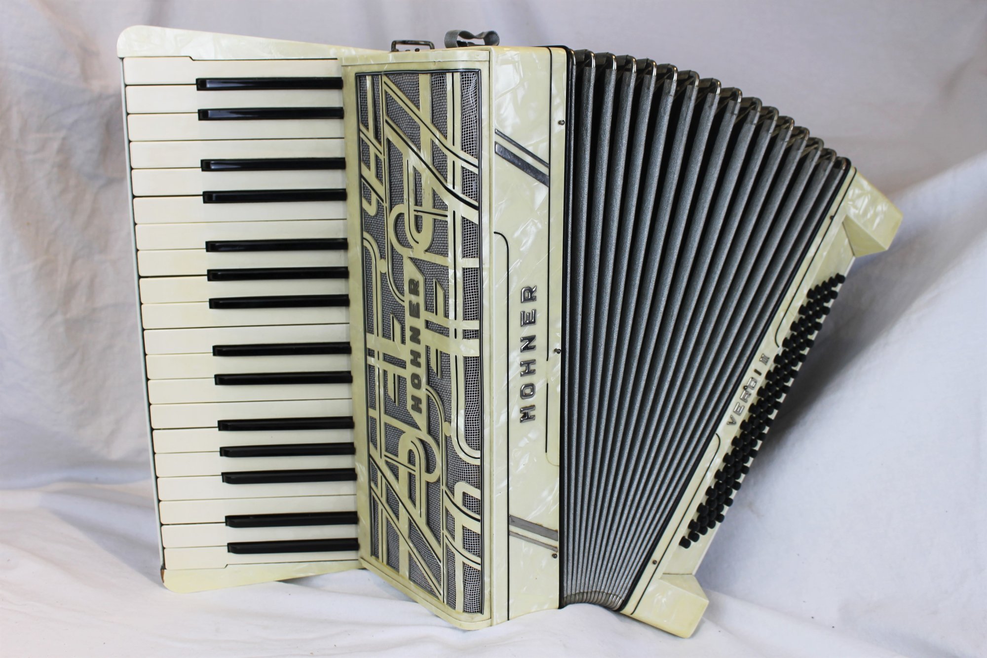 5376 Ivory Hohner Verdi II Piano Accordion MM 34 80