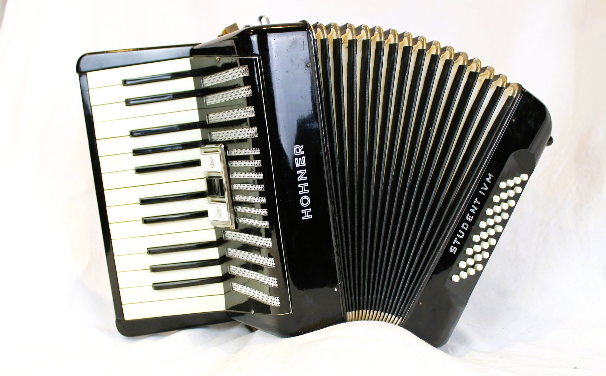 5557 Black Hohner Student IVM Piano Accordion MM 25 32