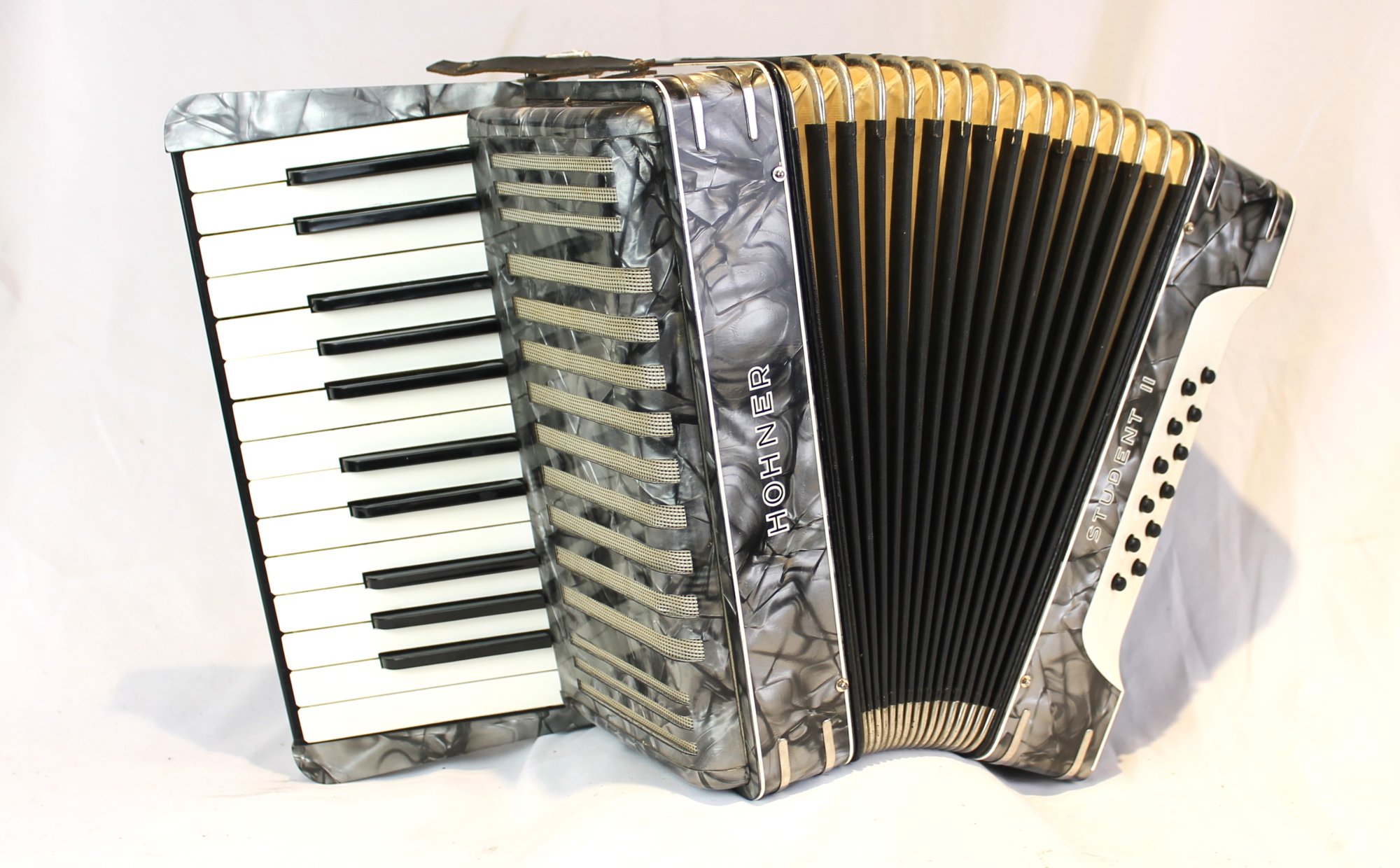 5864 - Silver Hohner Student II Piano Accordion MM 25 12