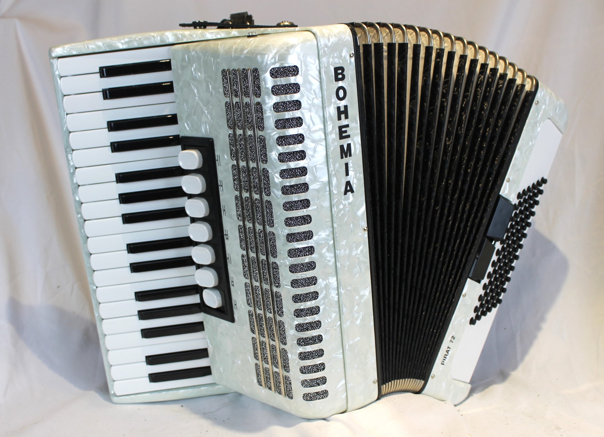 5709 White Pearl Bohemia Pirat 72 Piano Accordion LMM 34 72