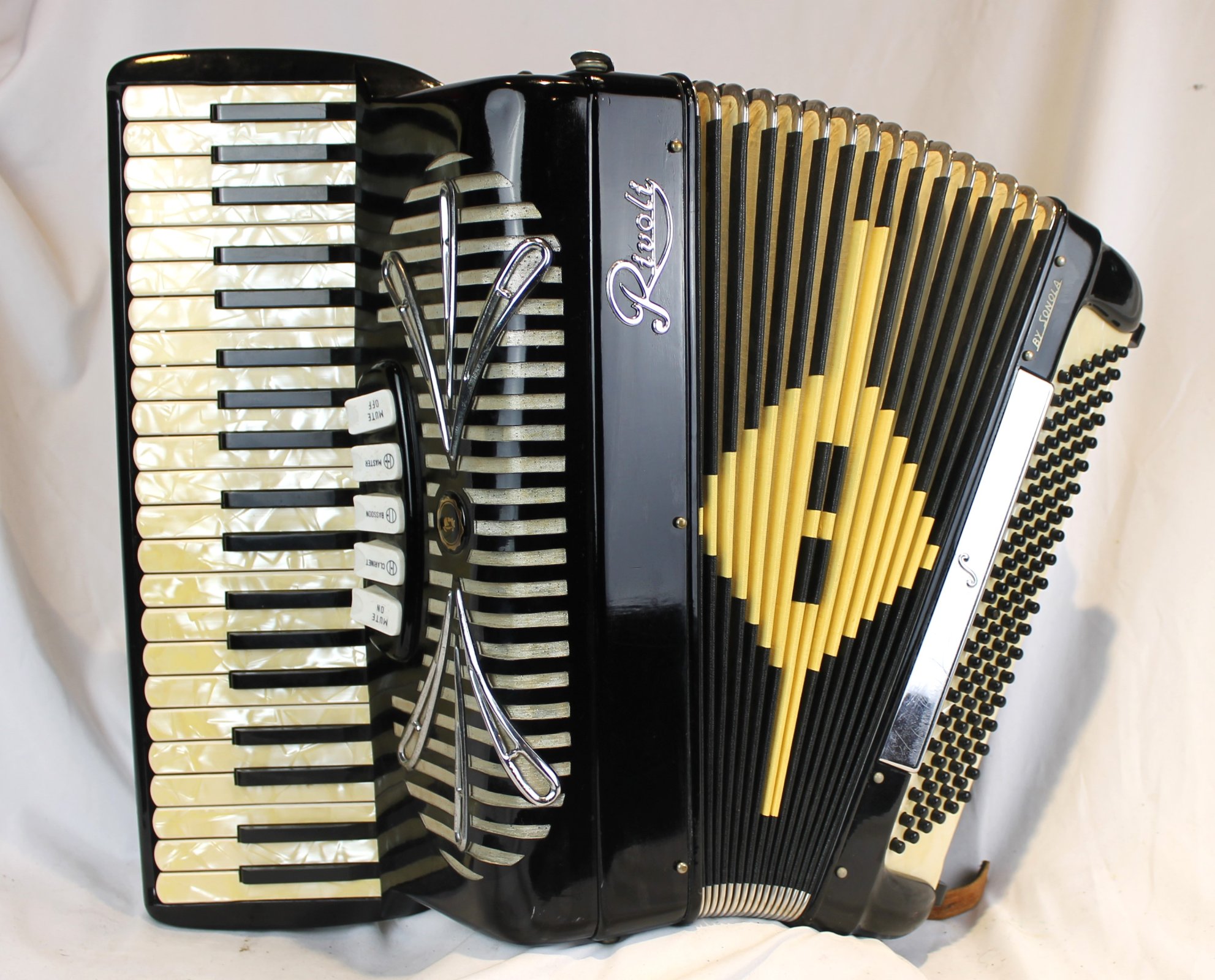 5834 Sonola Rivoli Piano Accordion LM 41 120