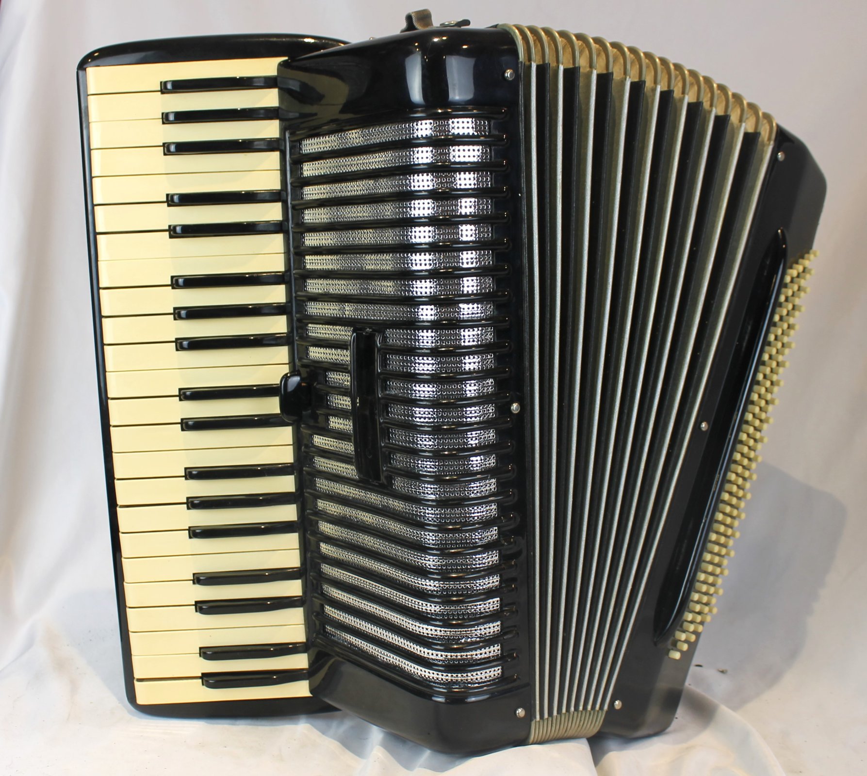 6238 Black Wurlitzer Made in USA Piano Accordion LMM 41 120