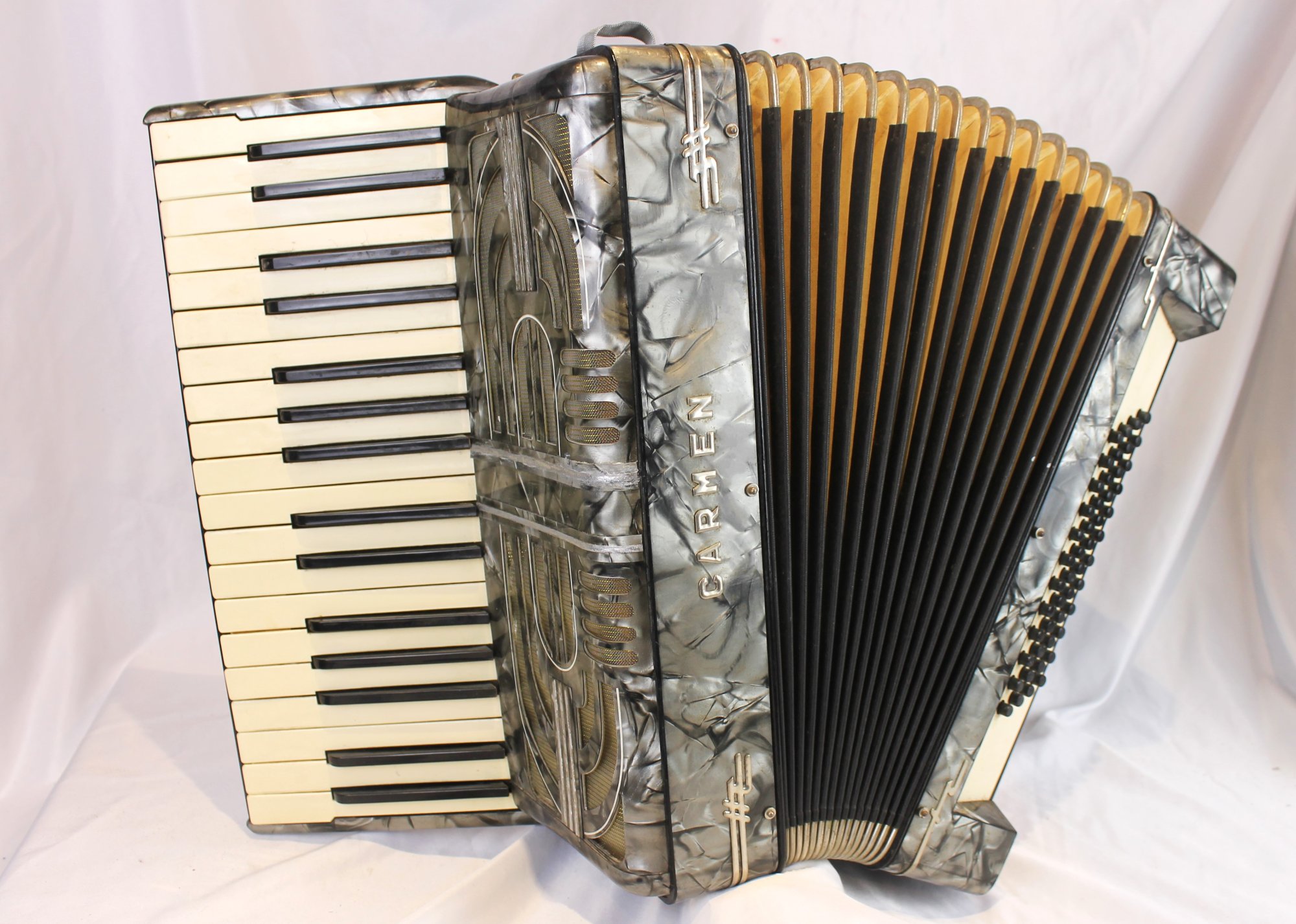 6588 Silver Hohner Carmen Piano Accordion MM 34 48