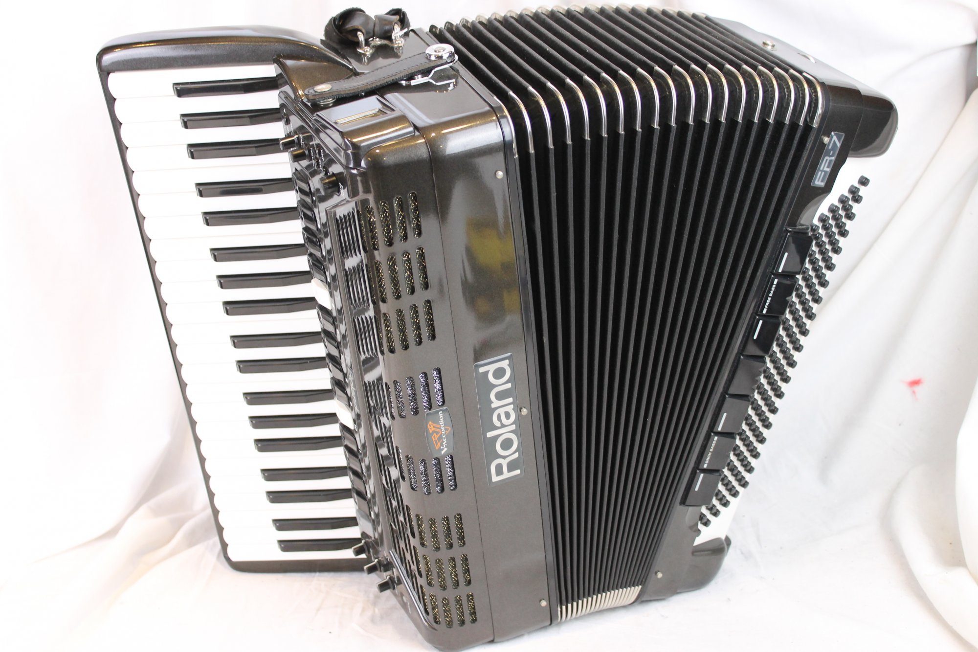 3082 Grey Roland FR7 Digital Piano Accordion 41 120