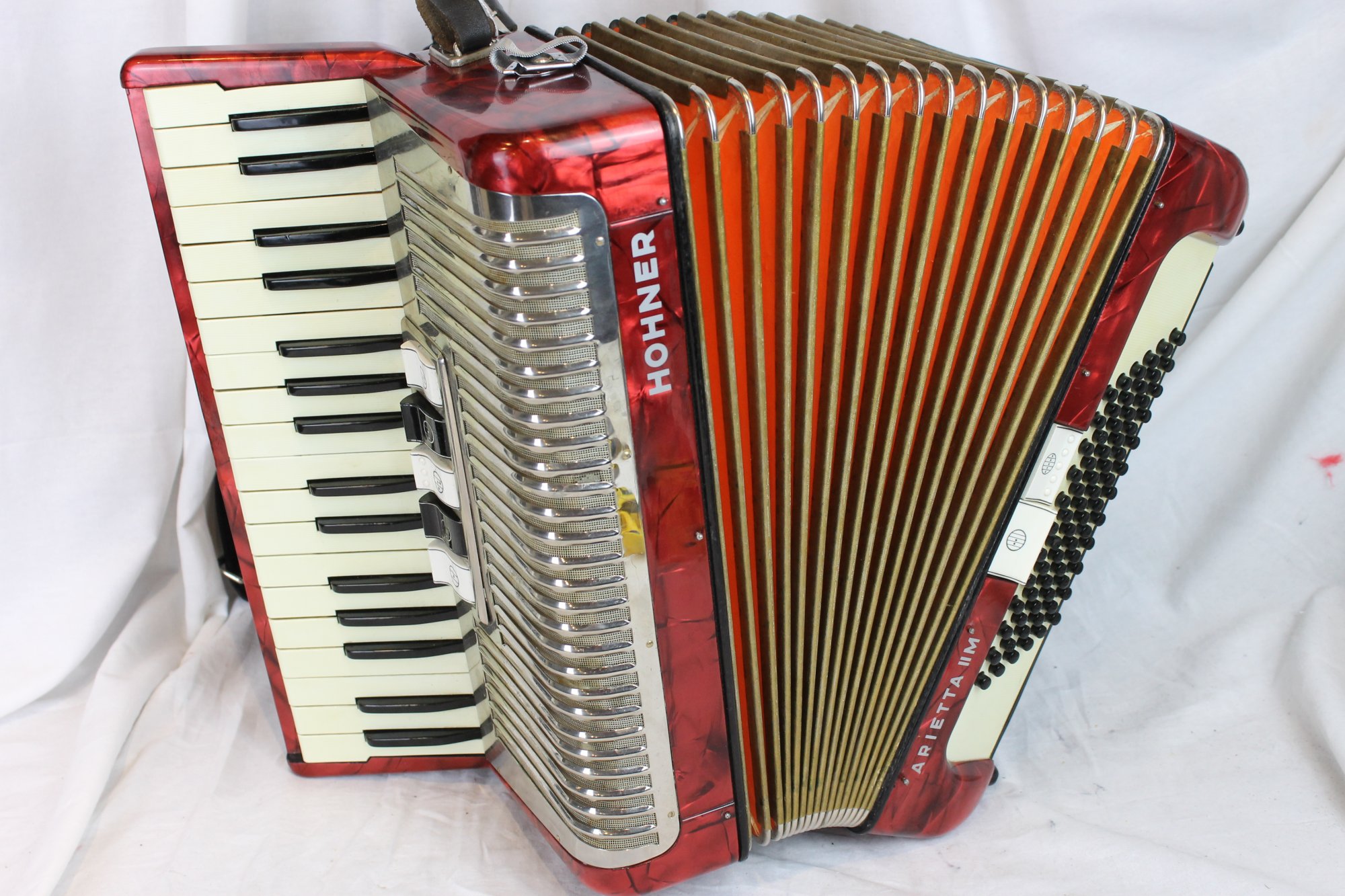 3083 Red Hohner Arietta IIM Piano Accordion LMM 34 72