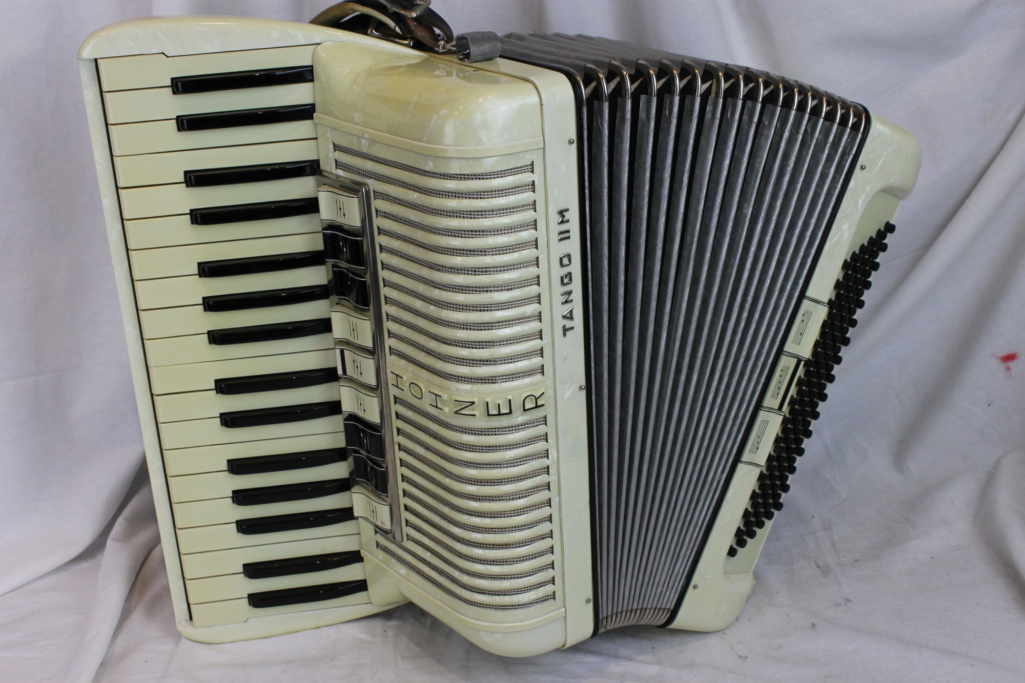 3084 Cream Hohner Tango IIM Piano Accordion LMM 34 96