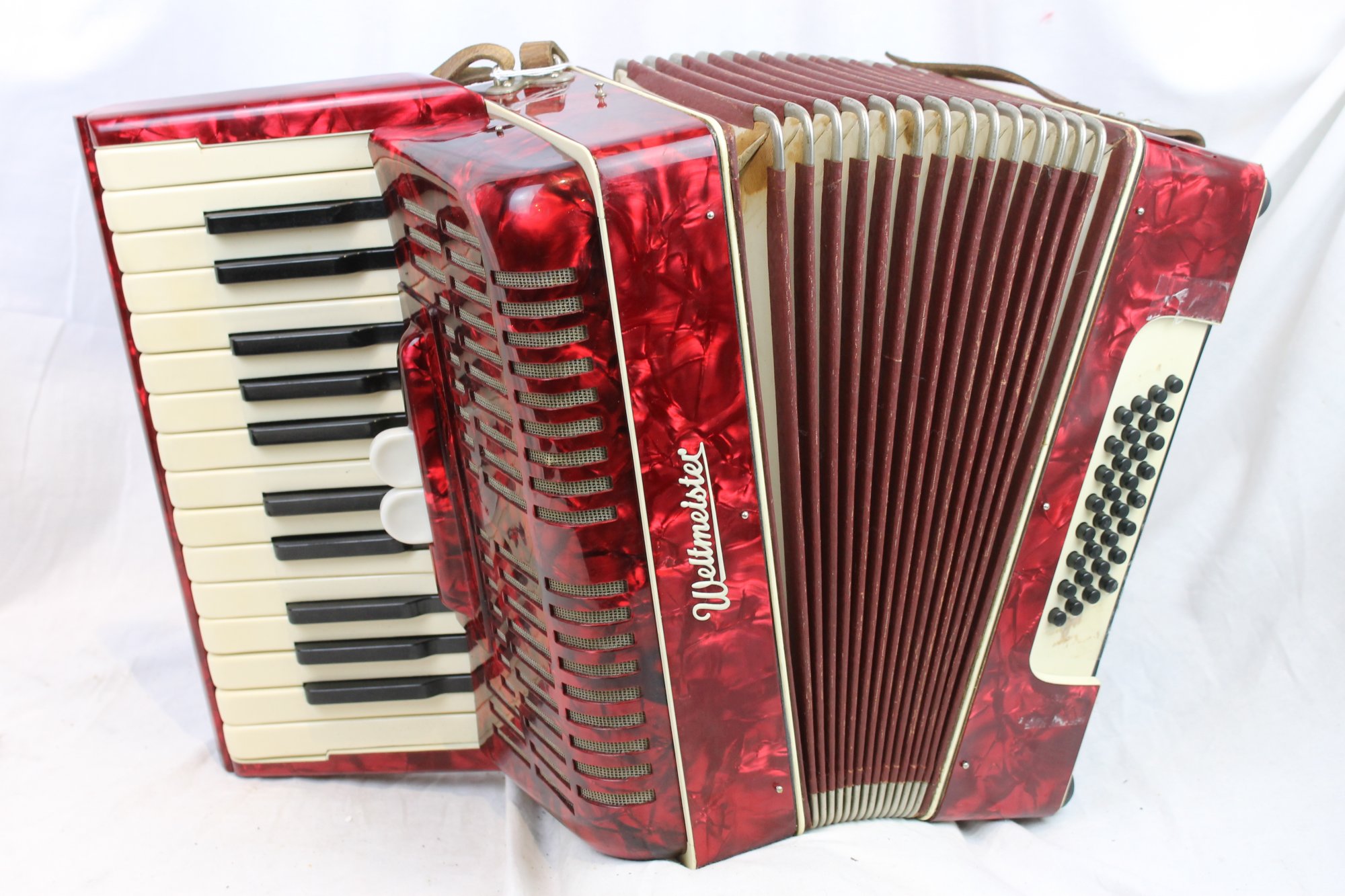 3160 Red Weltmeister Piano Accordion LMM 26 32