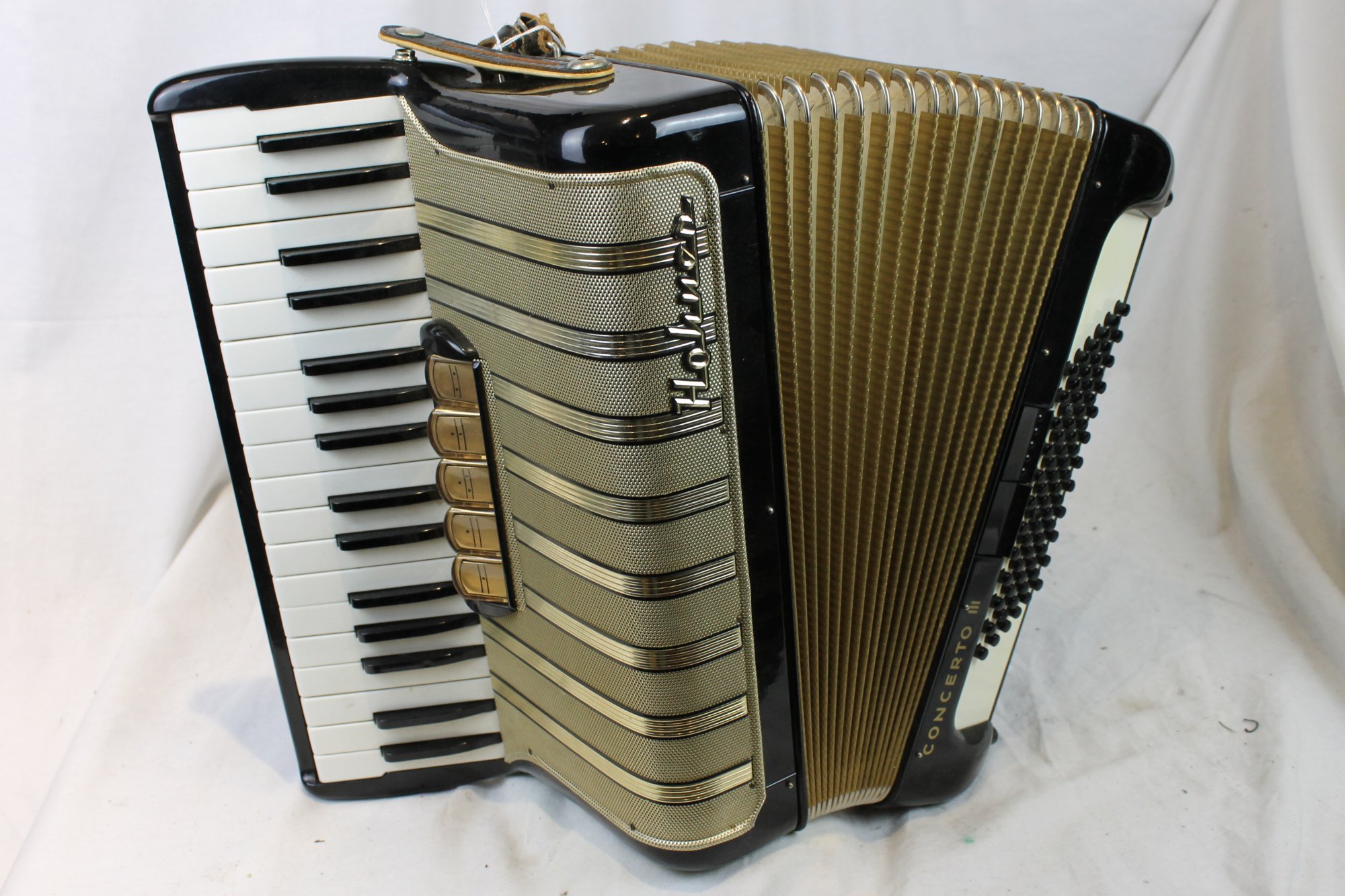 3284 Black Hohner Concerto III Piano Accordion LMM 34 72
