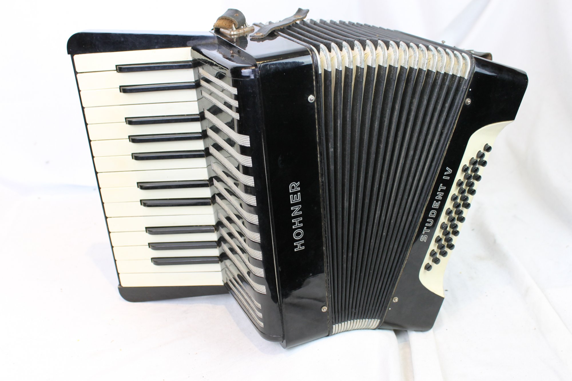 3427 Black Hohner Student IV Piano Accordion MM 25 32
