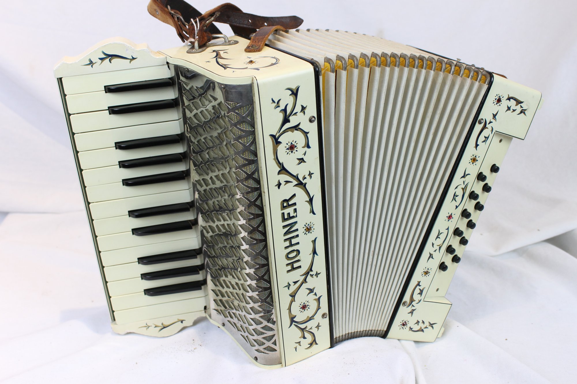 3555 Cream Hohner Piano Accordion MM 25 12