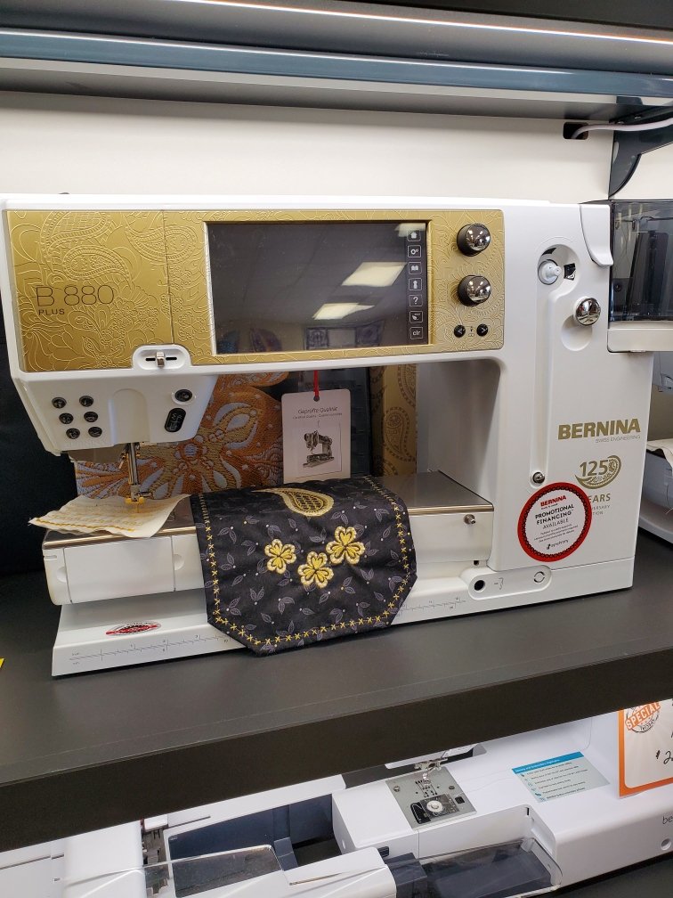 Bernina 880 Plus Special Edition Gold 880