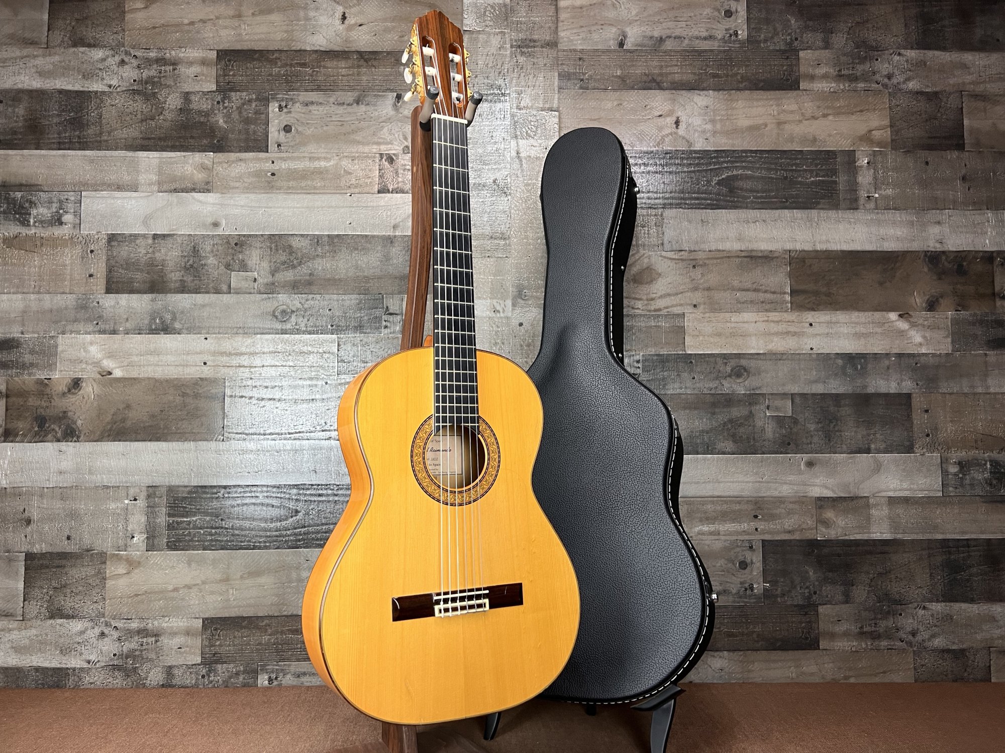 Manuel Raimundo 145F Flamenco Guitar w/ OHSC 012310041002