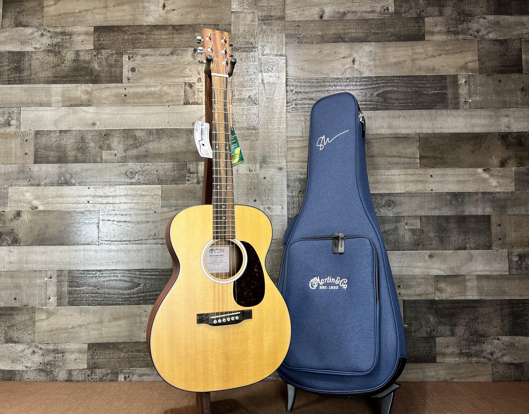 Martin 000JR10E Shawn Mendes Acoustic/Electric w/ Deluxe Signature Gig