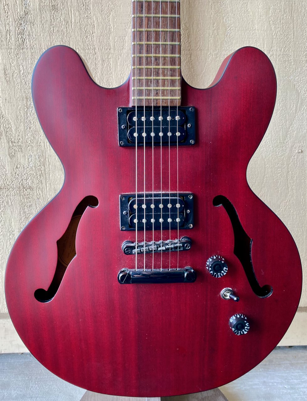 EPIPHONE DOT STUDIO SEMIHOLLOW ELECTRIC GUITAR WORN CHERRY W/CASE