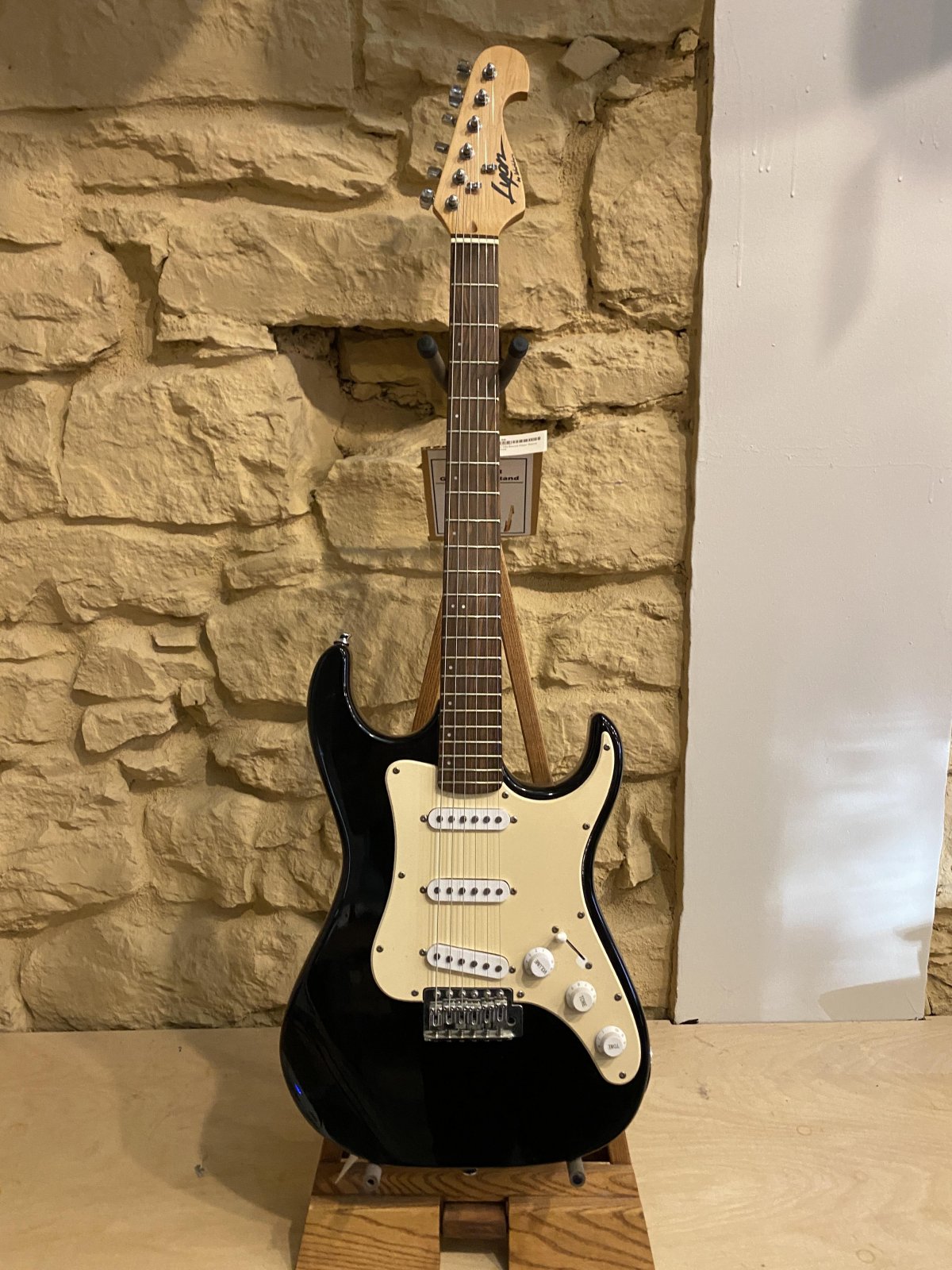 Lyon by Washburn Strat black