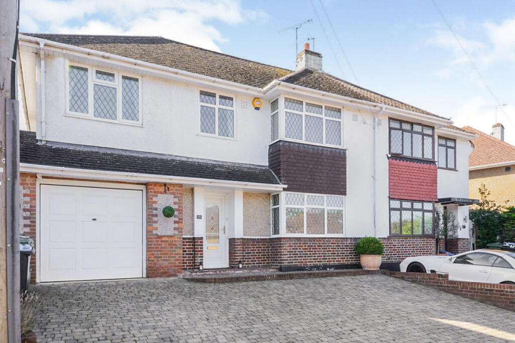 4 bedroom semidetached house for sale in Mountfield Road, Hemel
