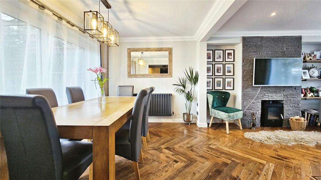 3 bedroom end of terrace house for sale in Damask Green, Chaulden