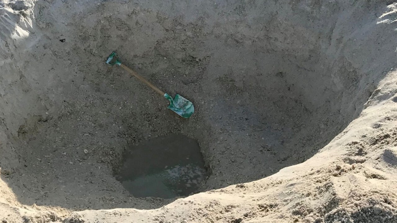 死神降临！7岁女孩海滩上挖沙洞⚡沙面突然塌陷形成「巨口」！将她『活埋吞噬』惨死！