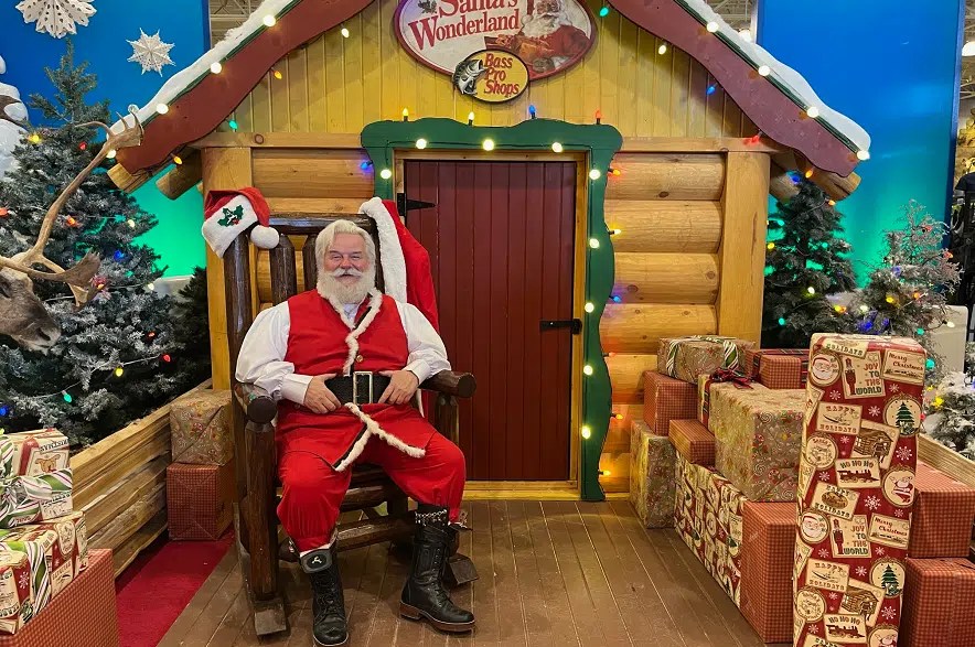 Cabelas Santa Pictures 2024 Teri Rhodie