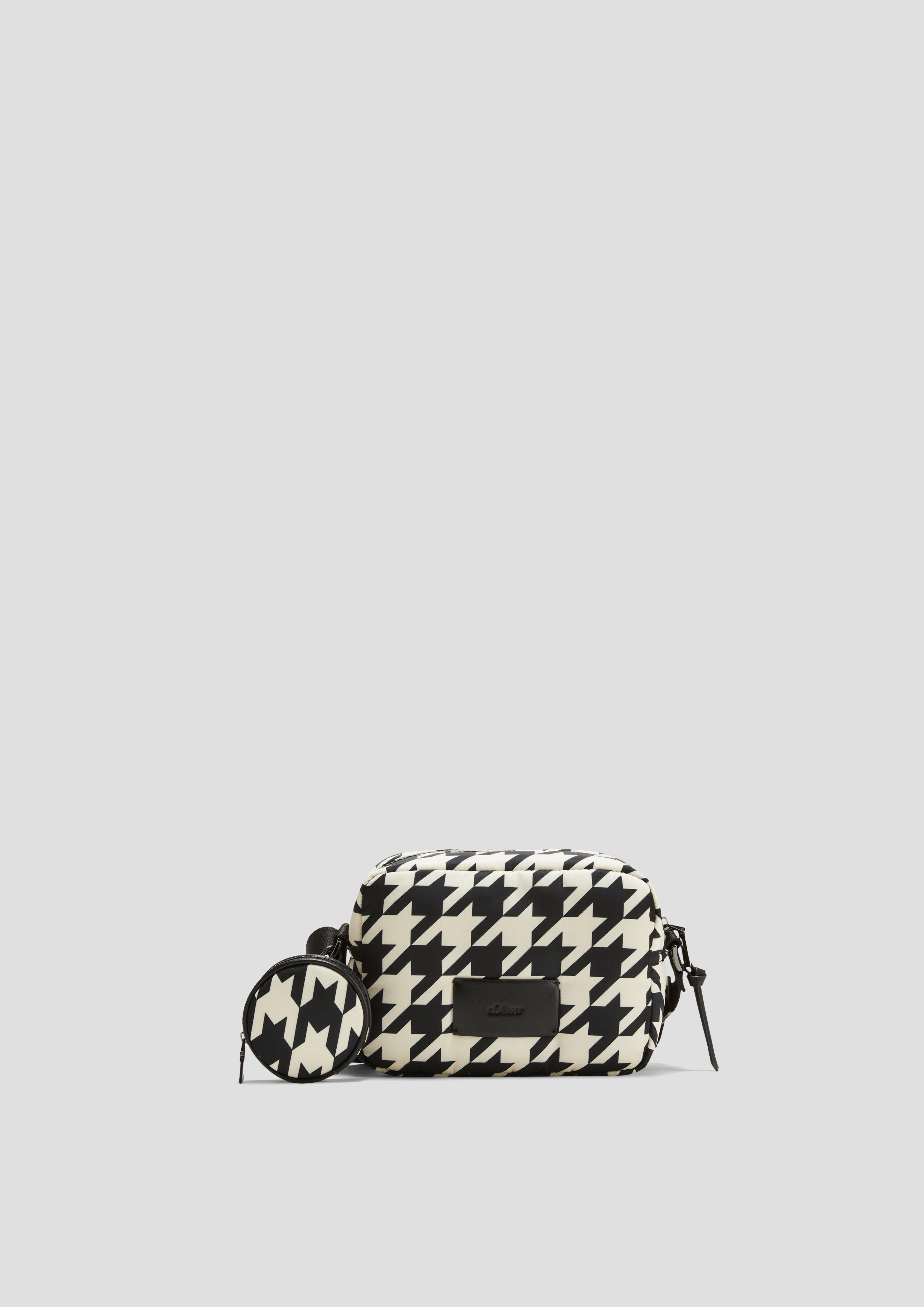 Crossbody bag with a houndstooth pattern black s.Oliver