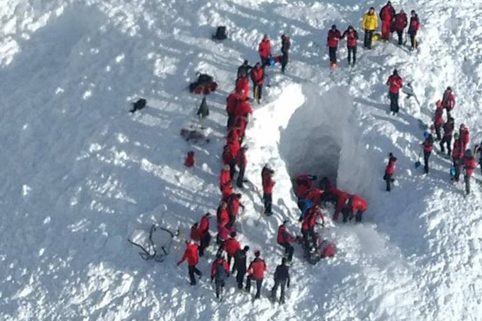 Tödliches Skiunglück in Tirol Skifahrer löst Lawine aus Mitfahrer
