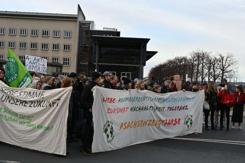 Demo in Dresden Zwölf Polizeibeamte verletzt Politik entsetzt über