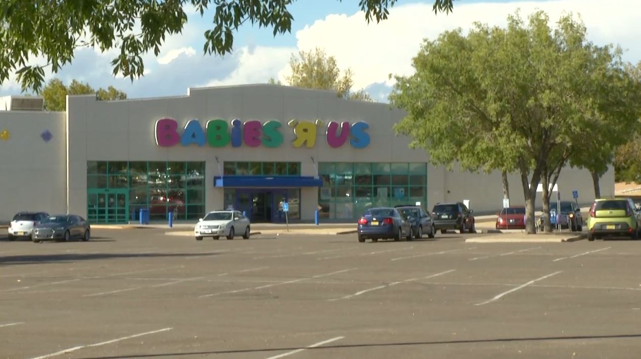 “Payasos del terror” ahora acechan tienda para bebés Telemundo