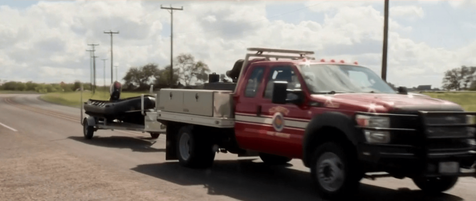 Rescatan cuerpo de niña que murió ahogada en auto arrastrado por cuerpo