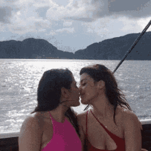 Make Out Making Out GIF - Make Out Making Out Lesbians - Discover
