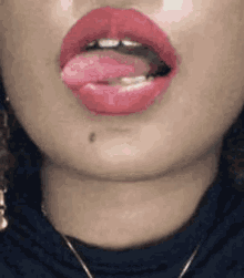 Cubriendo La Boca GIFs | Tenor