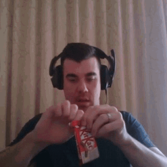 Kit Kat Open GIF Kit Kat Open Chocolate Discover & Share GIFs