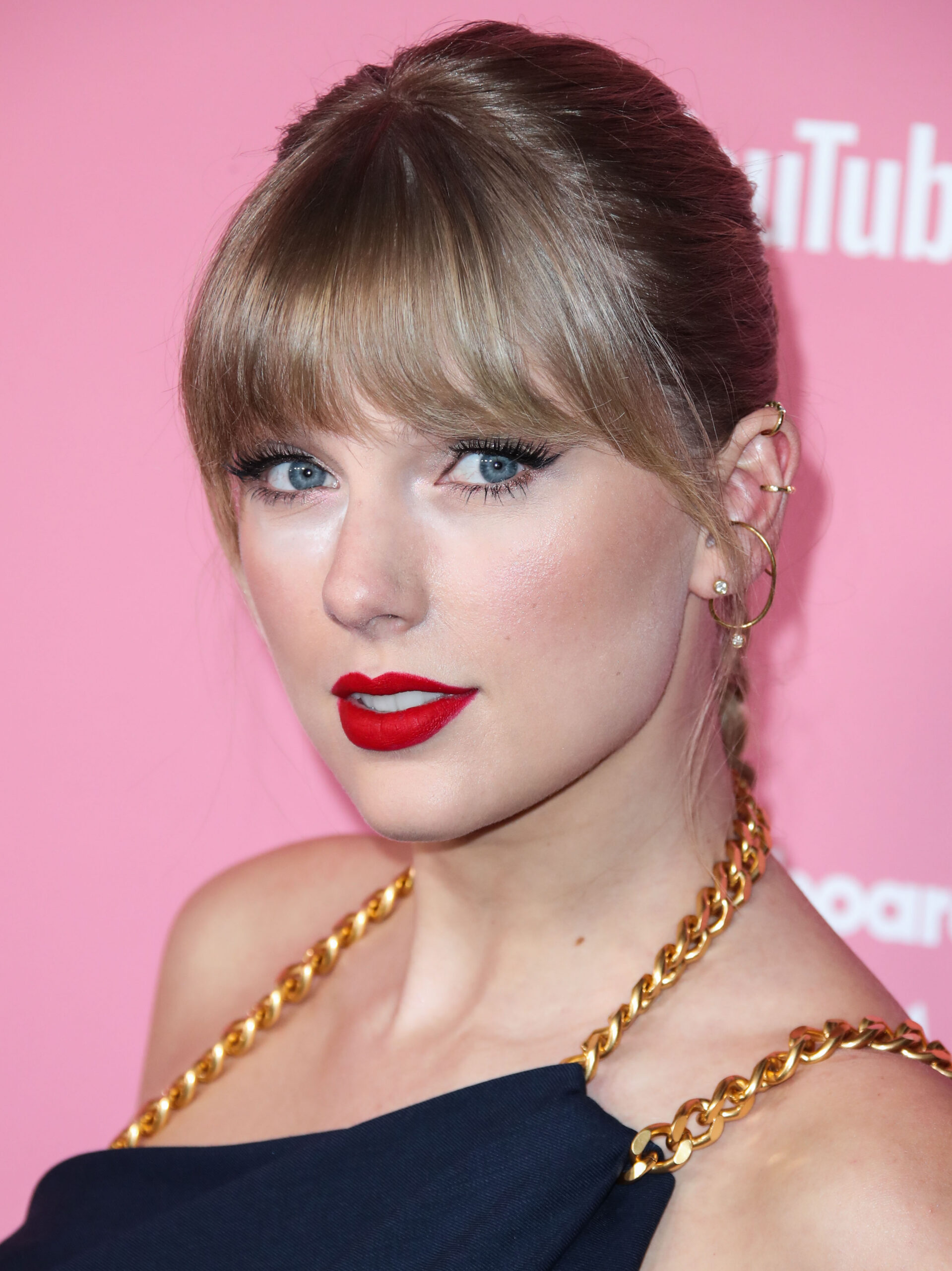 Why Taylor Swift Fans Think She's Recovering From Plastic Surgery