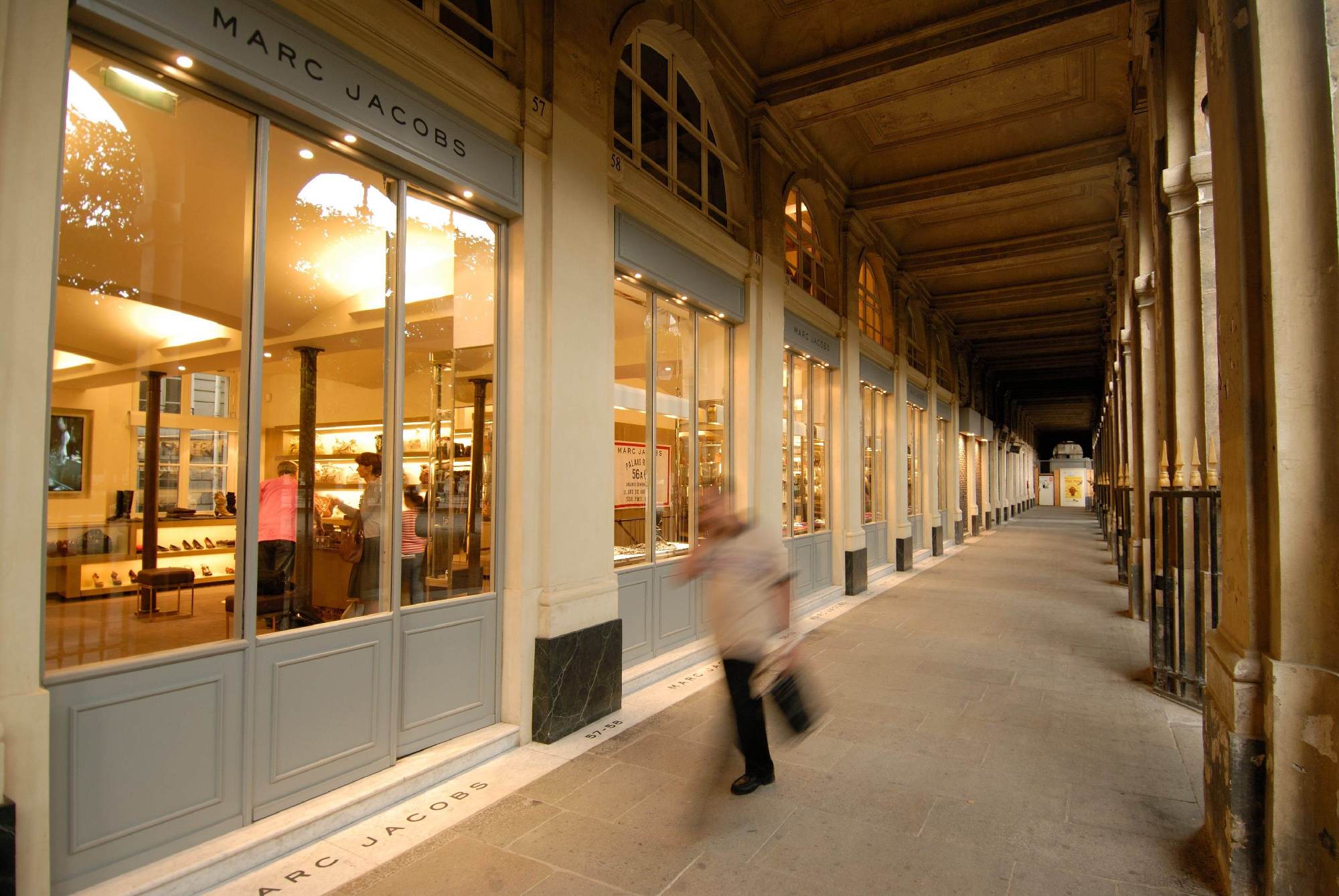 Marc Jacobs Shopping in Louvre, Paris
