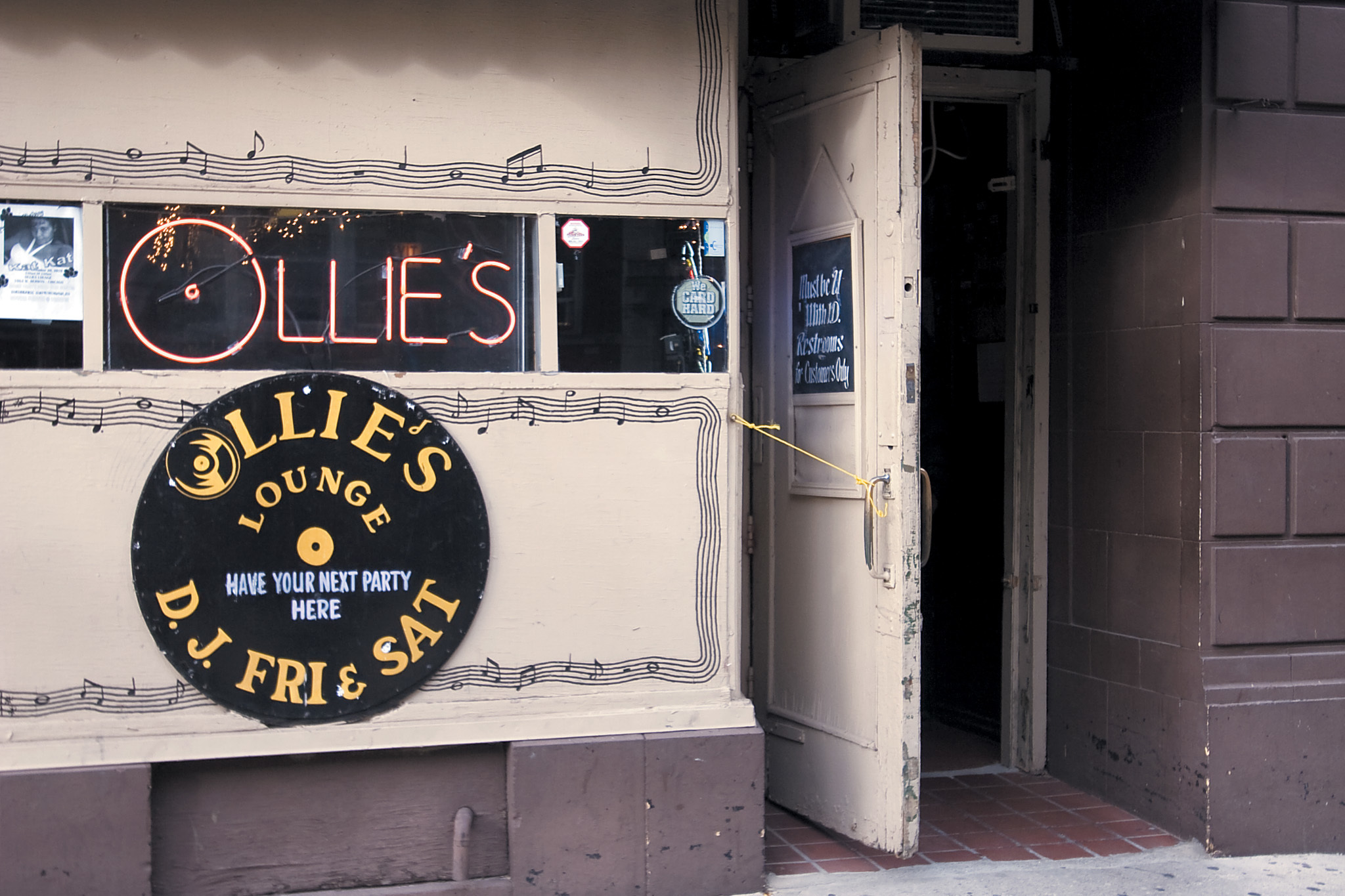 A guide to the best bars in Edgewater for cocktails and beer