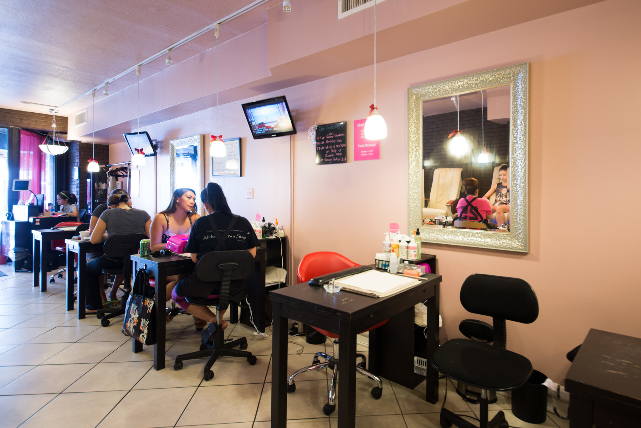 Pearl's Nails Shopping in Sheffield & DePaul, Chicago