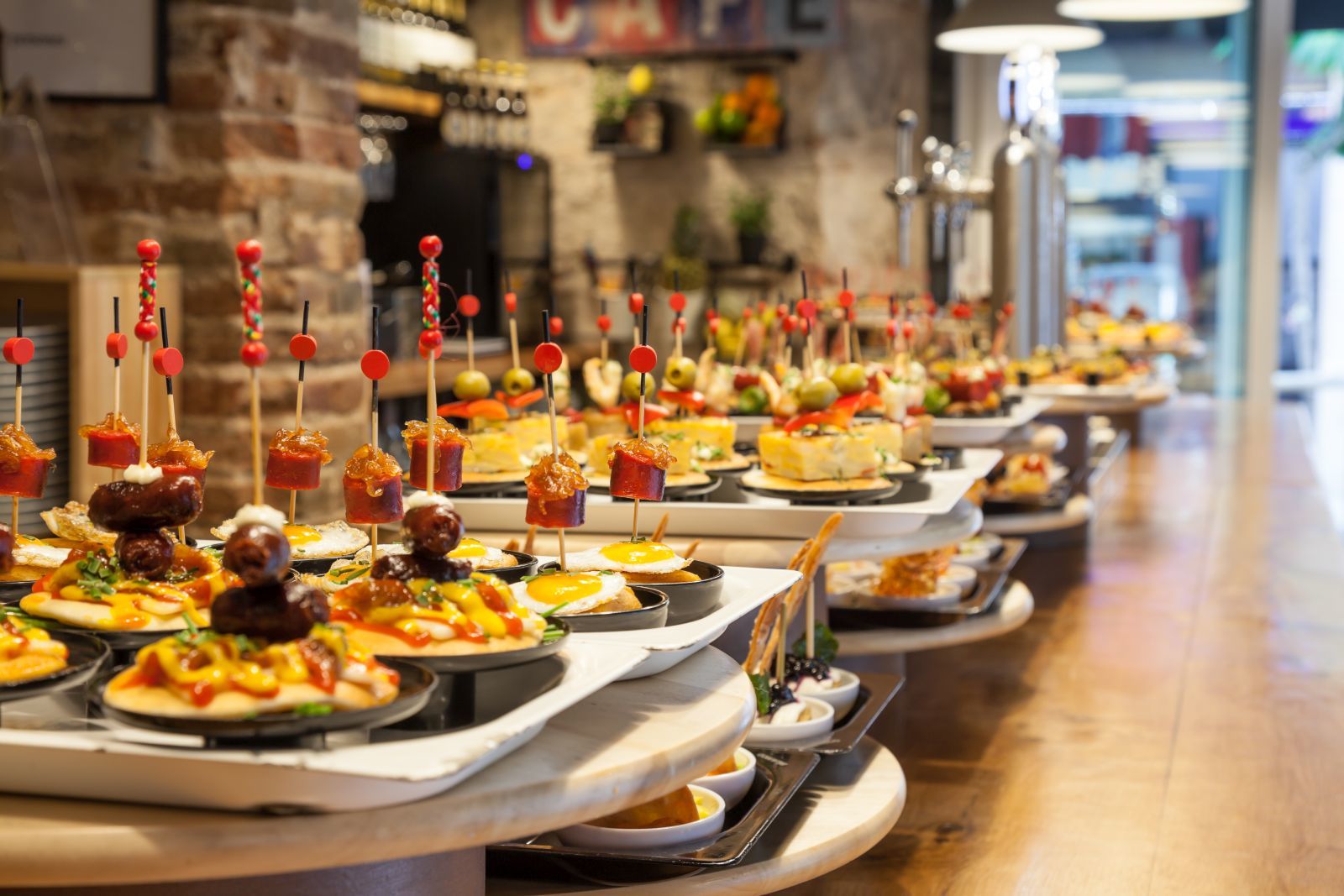 Creps, tacos, pizza, tapes, empanades... Menjar amb una mà a Barcelona!