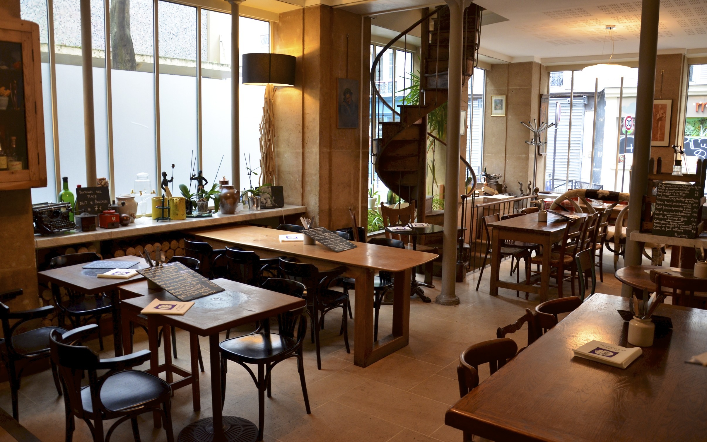 La Cave de l'Insolite Shopping in SaintAmbroise, Paris