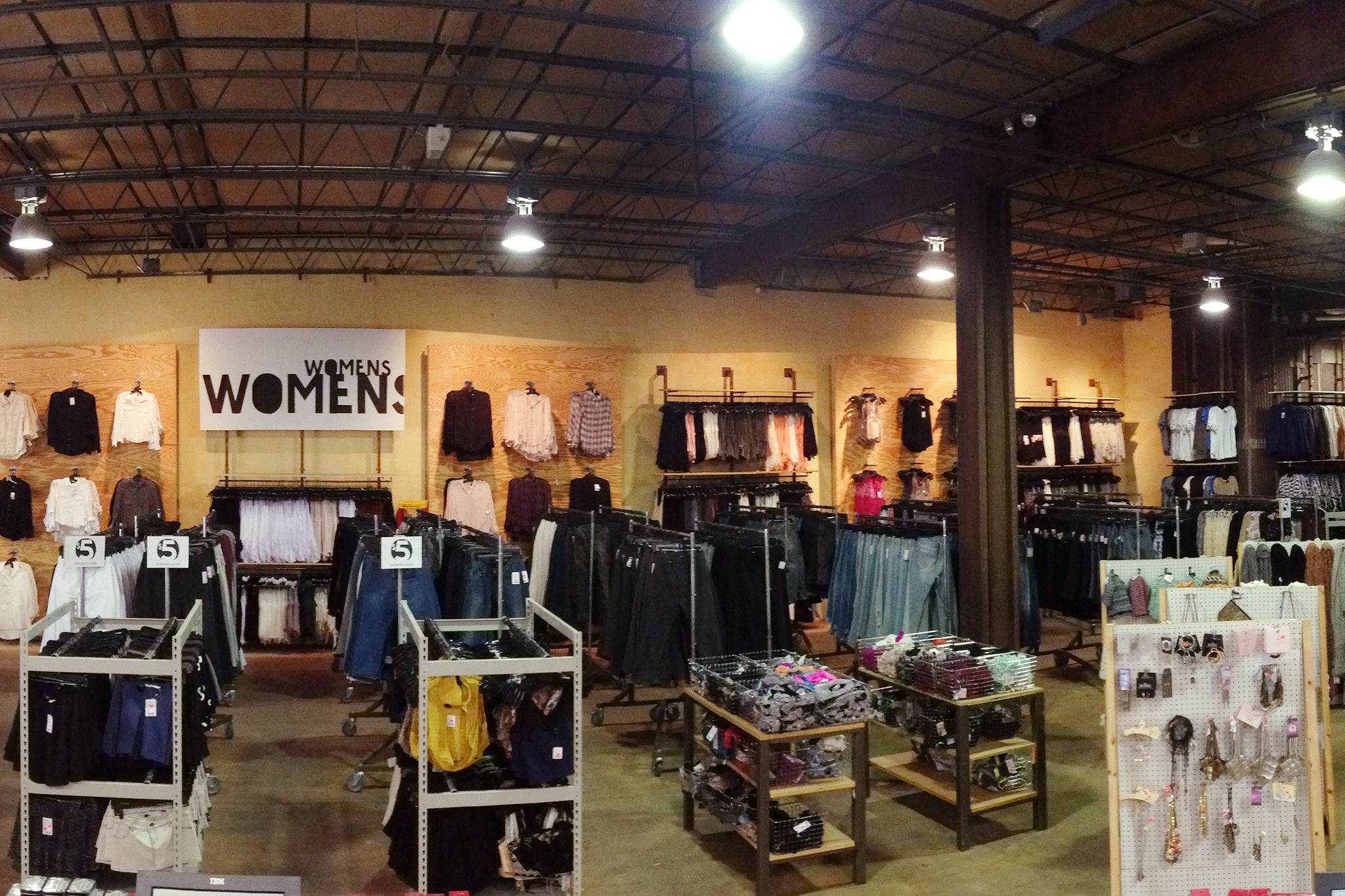 Outlet stores in Chicago for discount clothes and furniture