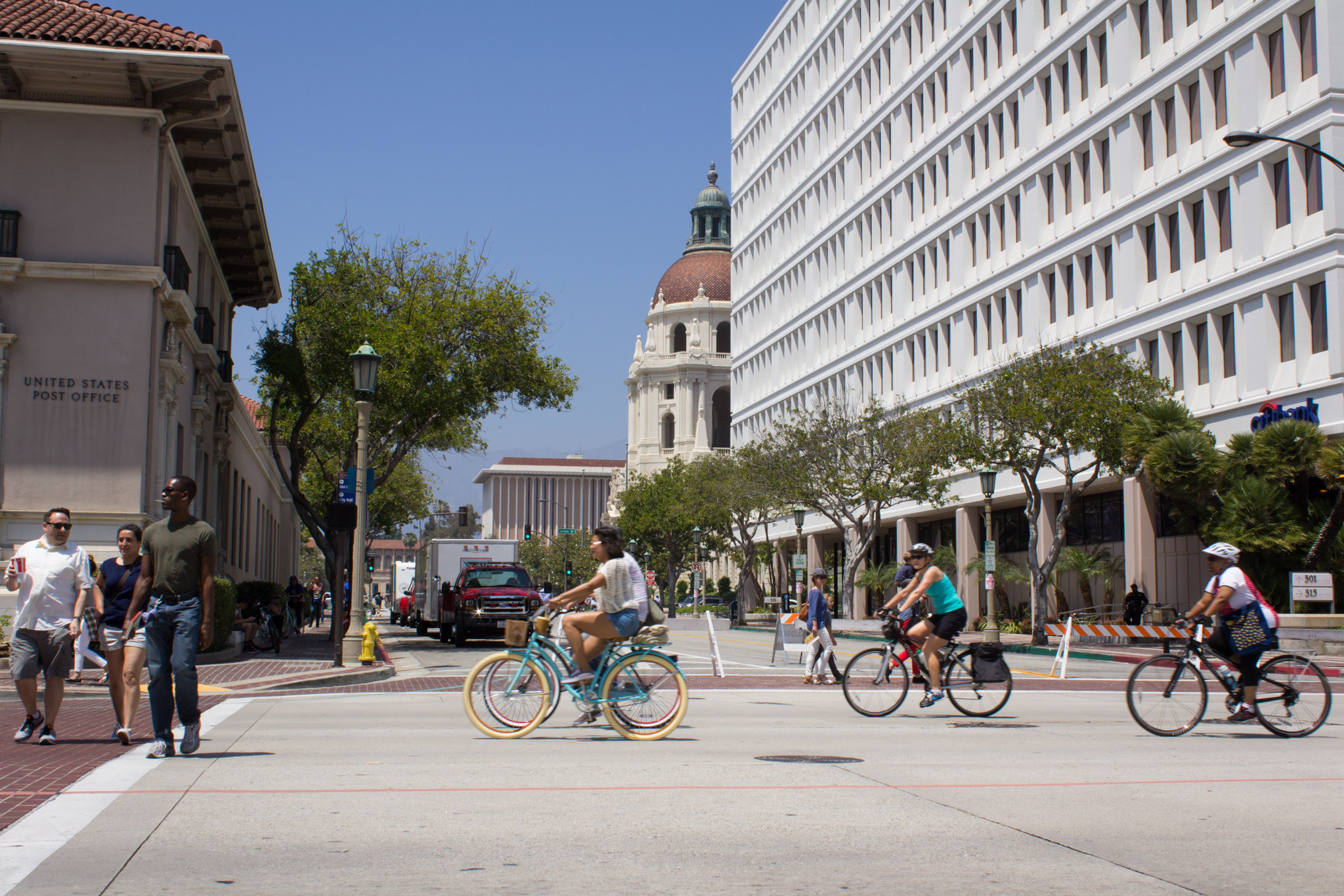 Is it legal to ride your bike on the sidewalk in LA? It depends where