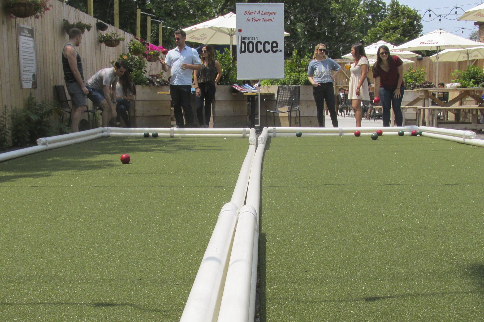 Play outdoor games at these bars and beer gardens in Chicago
