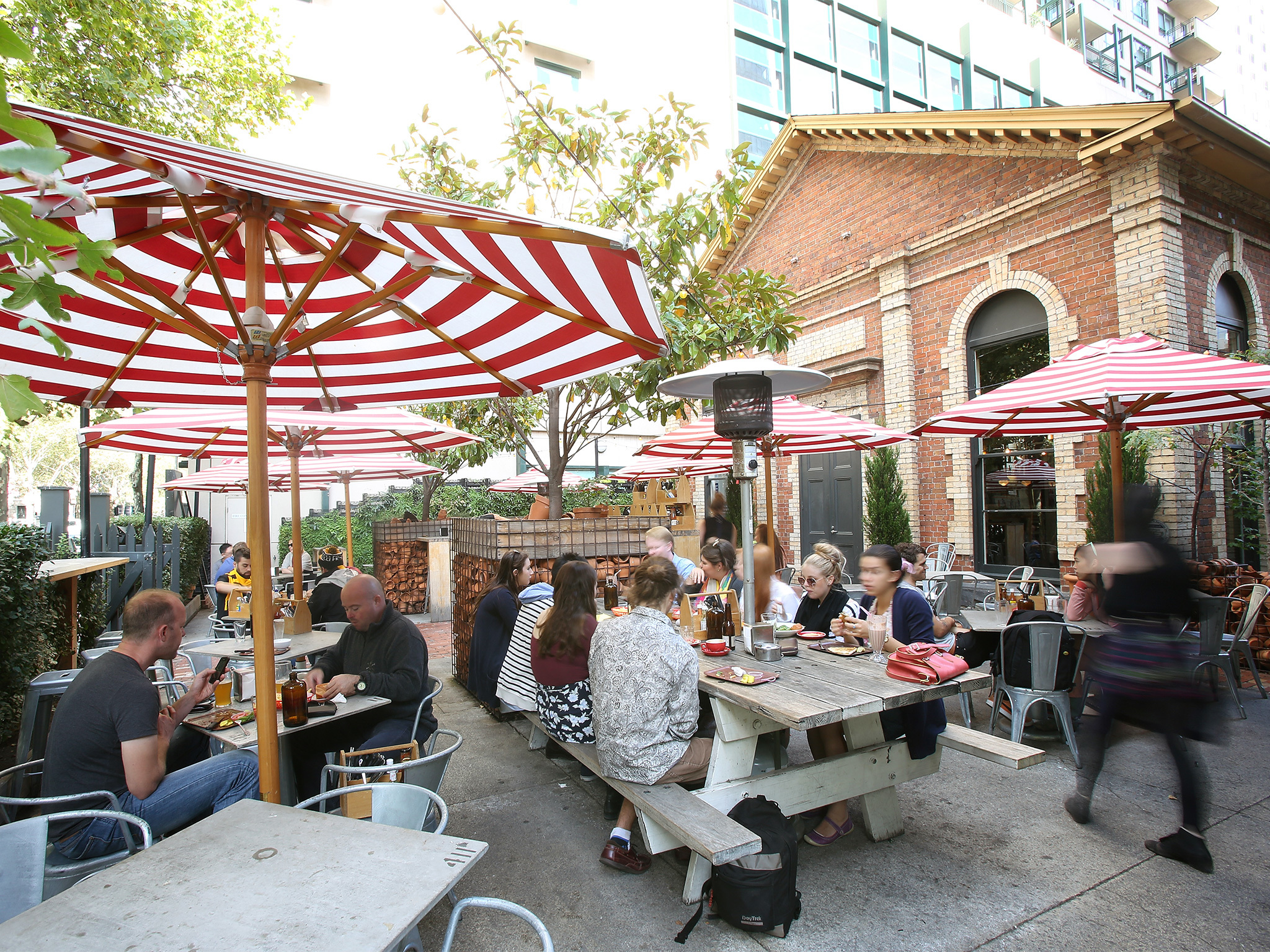 Outdoor drinking and dining in Melbourne