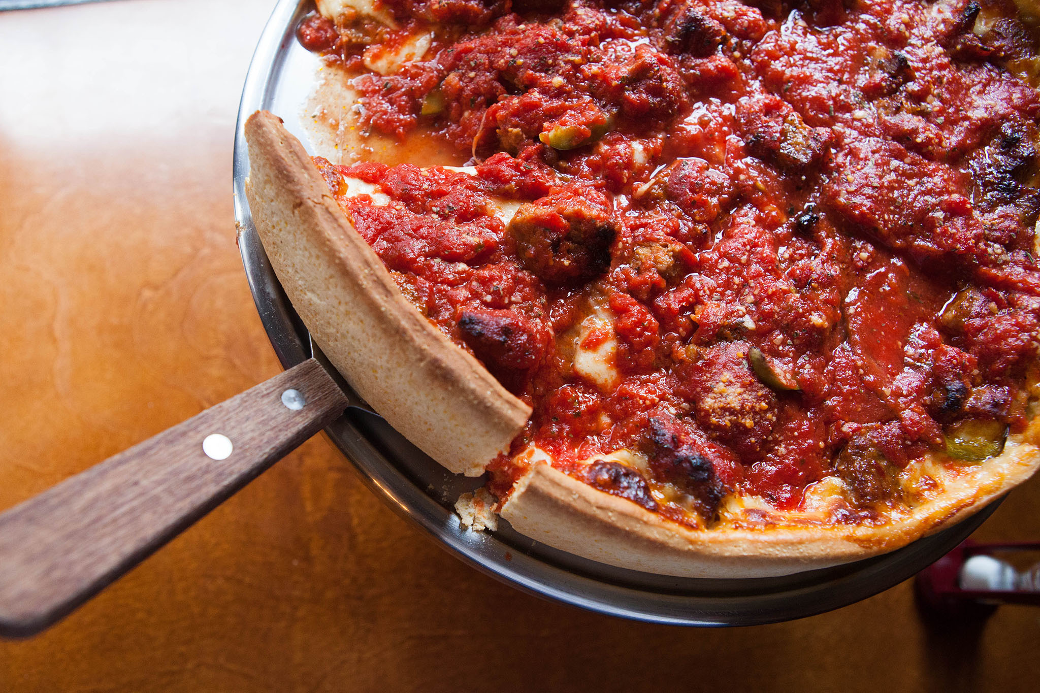 Best deepdish pizza spots for finding Chicagostyle slices