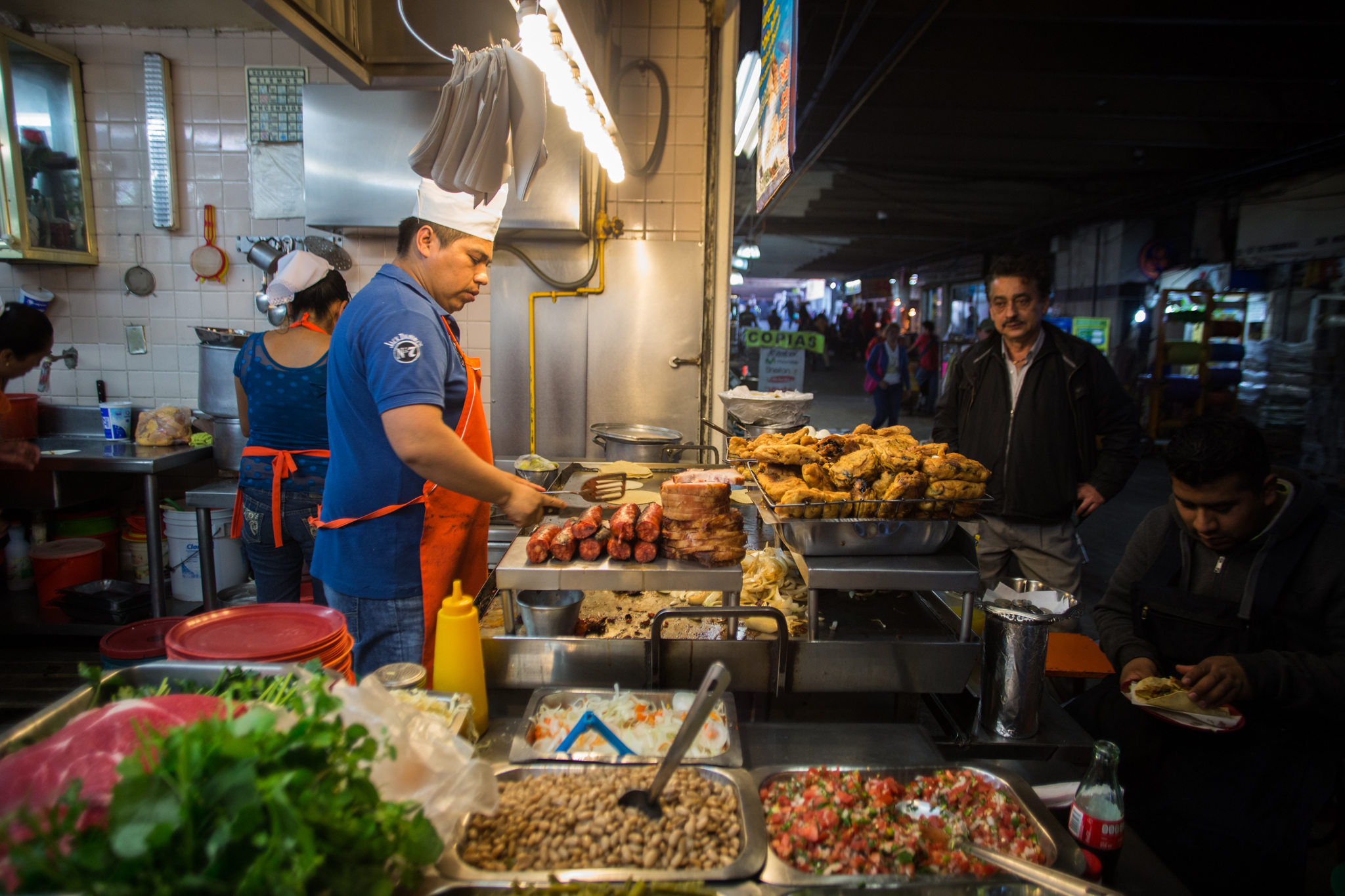 Puestos y restaurantes de comida en la Central de Abasto de la Ciudad