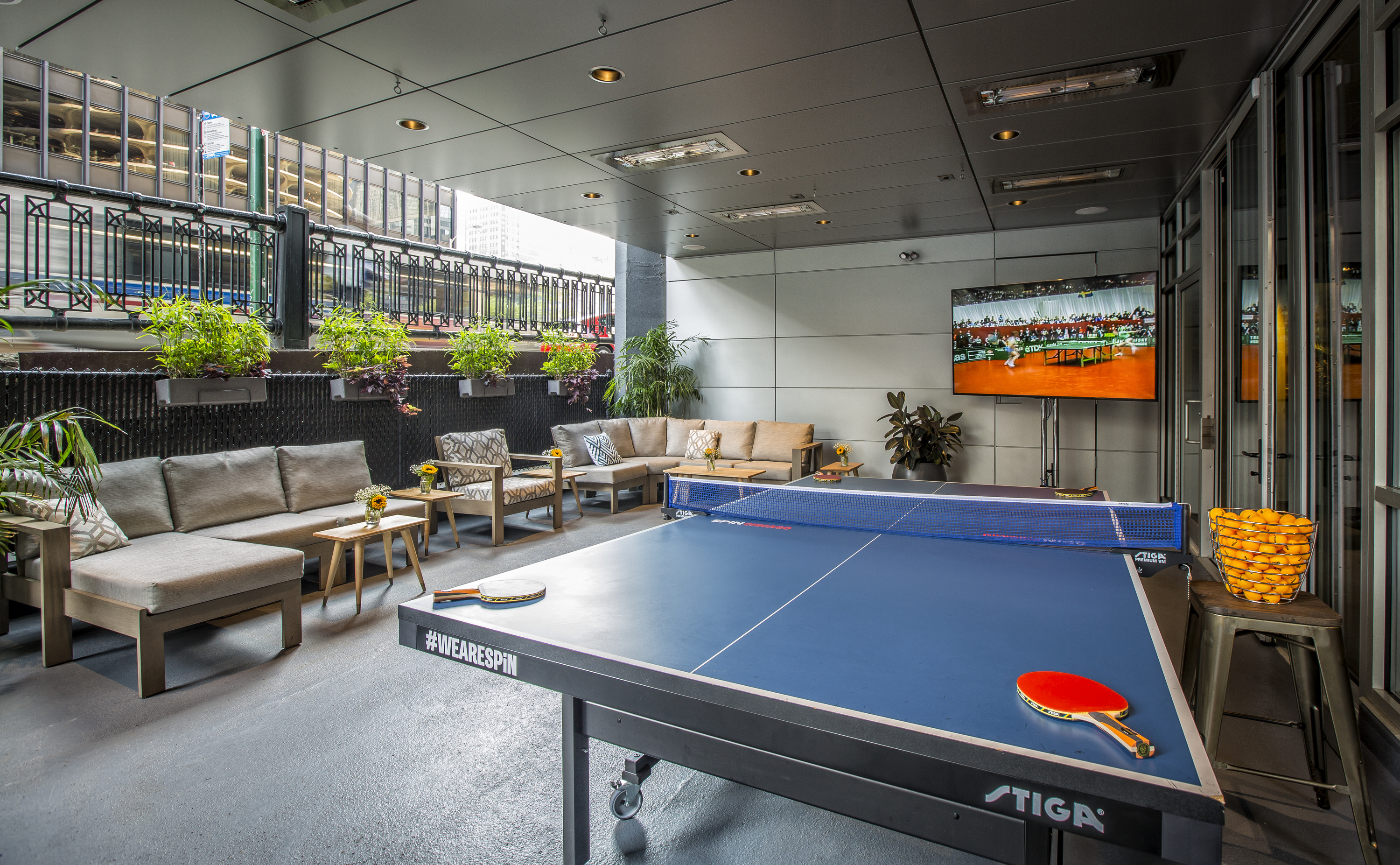 Play outdoor games at these bars and beer gardens in Chicago