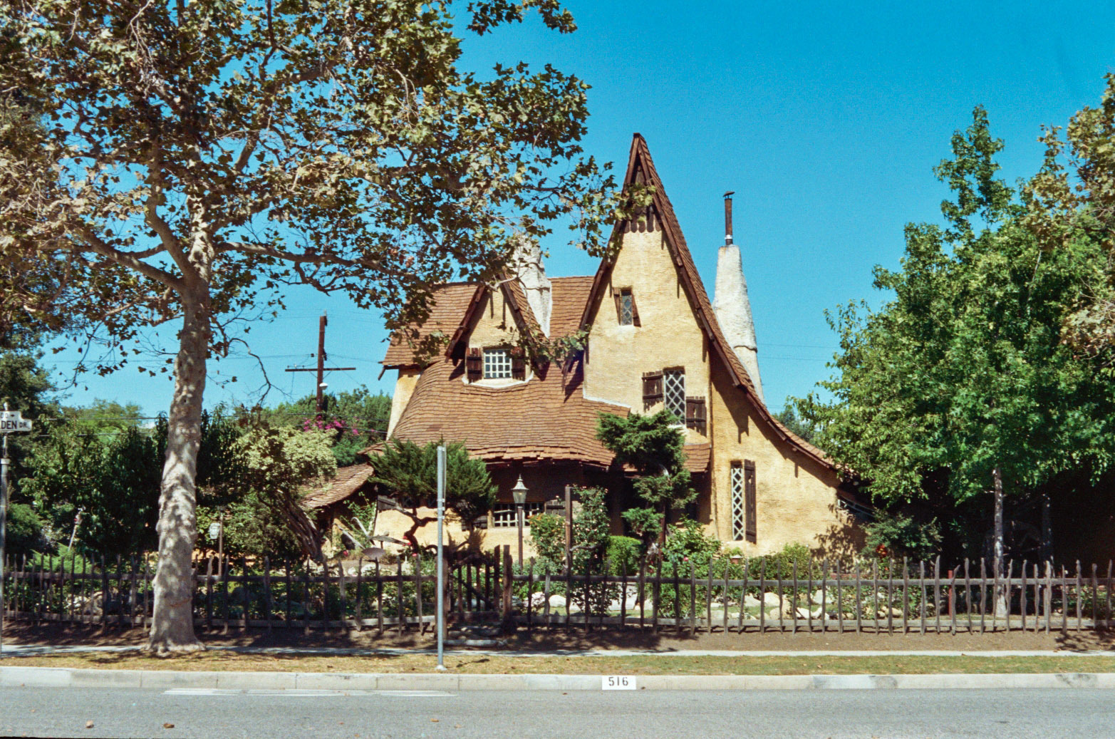 Homes in this neighborhood aren’t just lavish, they’re also welcoming and charming. Best places to trick or treat in and around Los Angeles