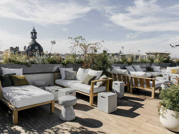 12 Best Rooftop Bars in Paris for Drinks with a View